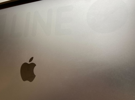 Ноутбук после удаления наклеек и клея.