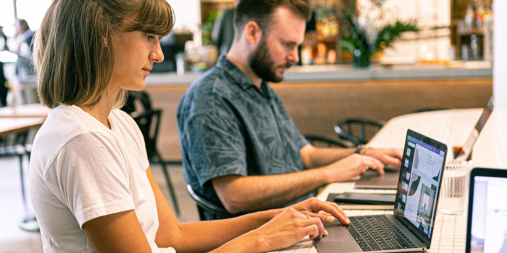 Люди работают в офисе за ноутбуками