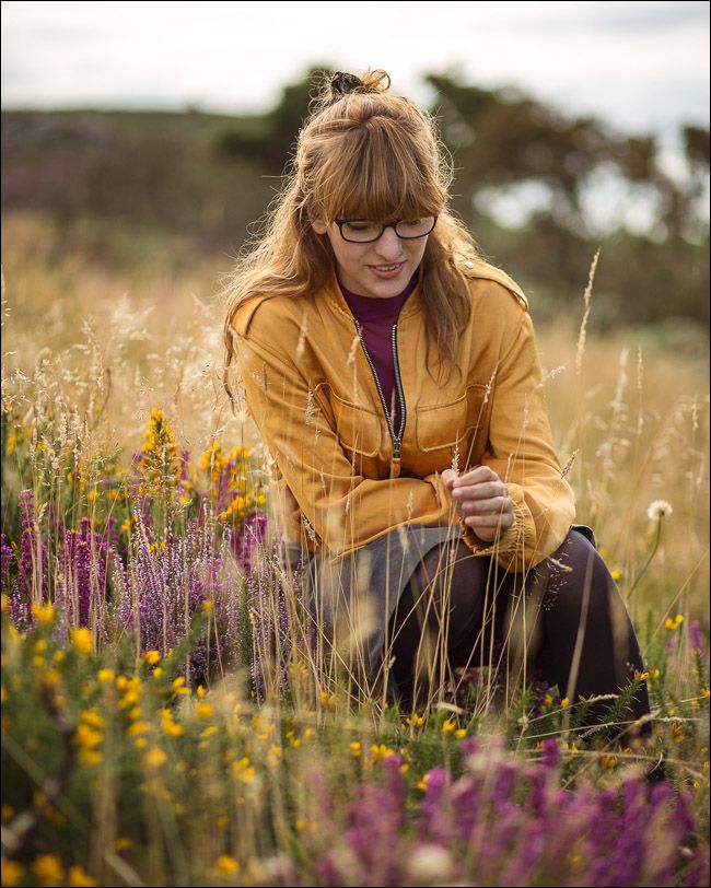 размытый передний план с резкой моделью в среднем плане
