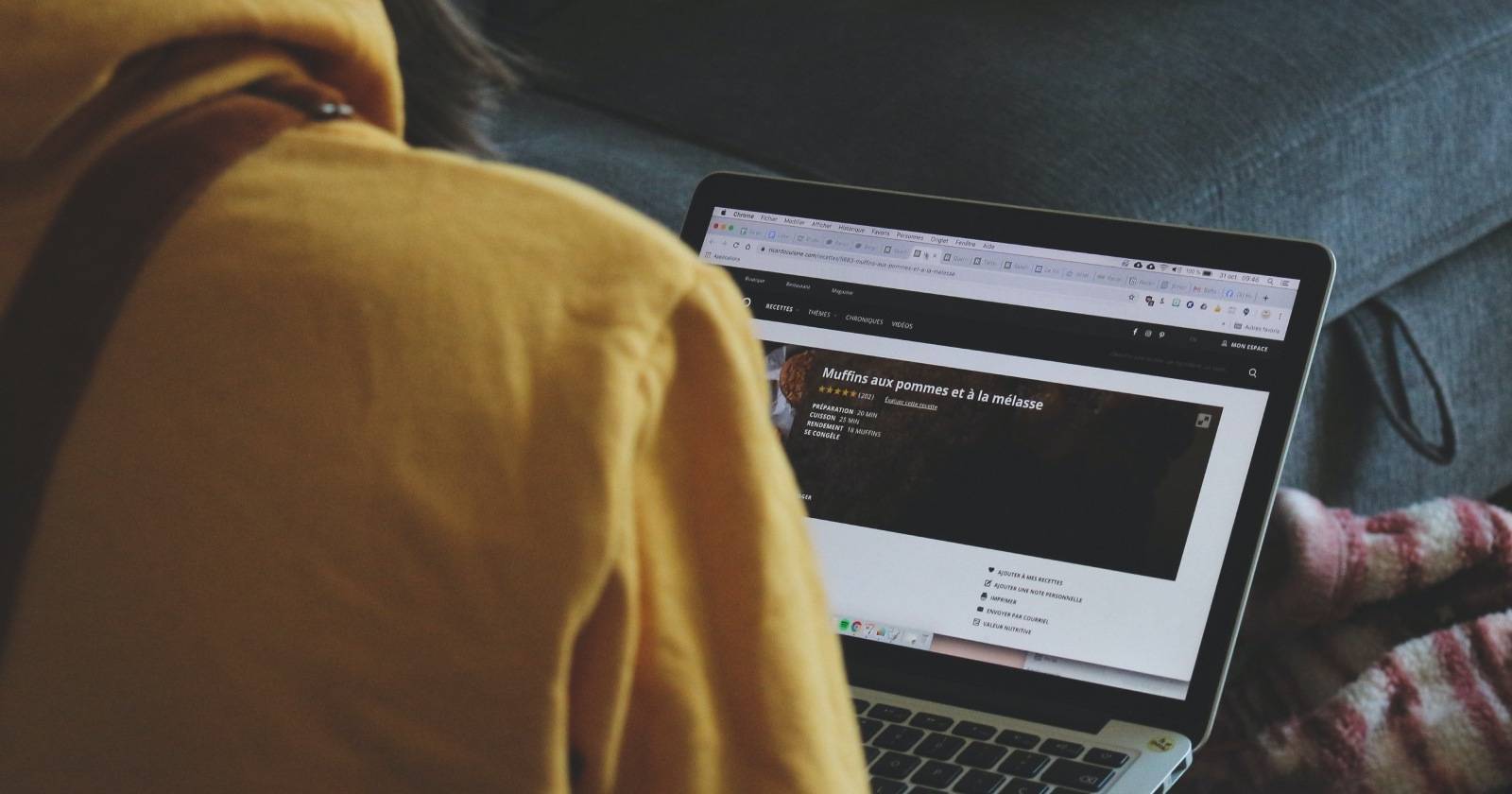 Persona che tiene un laptop e lo guarda