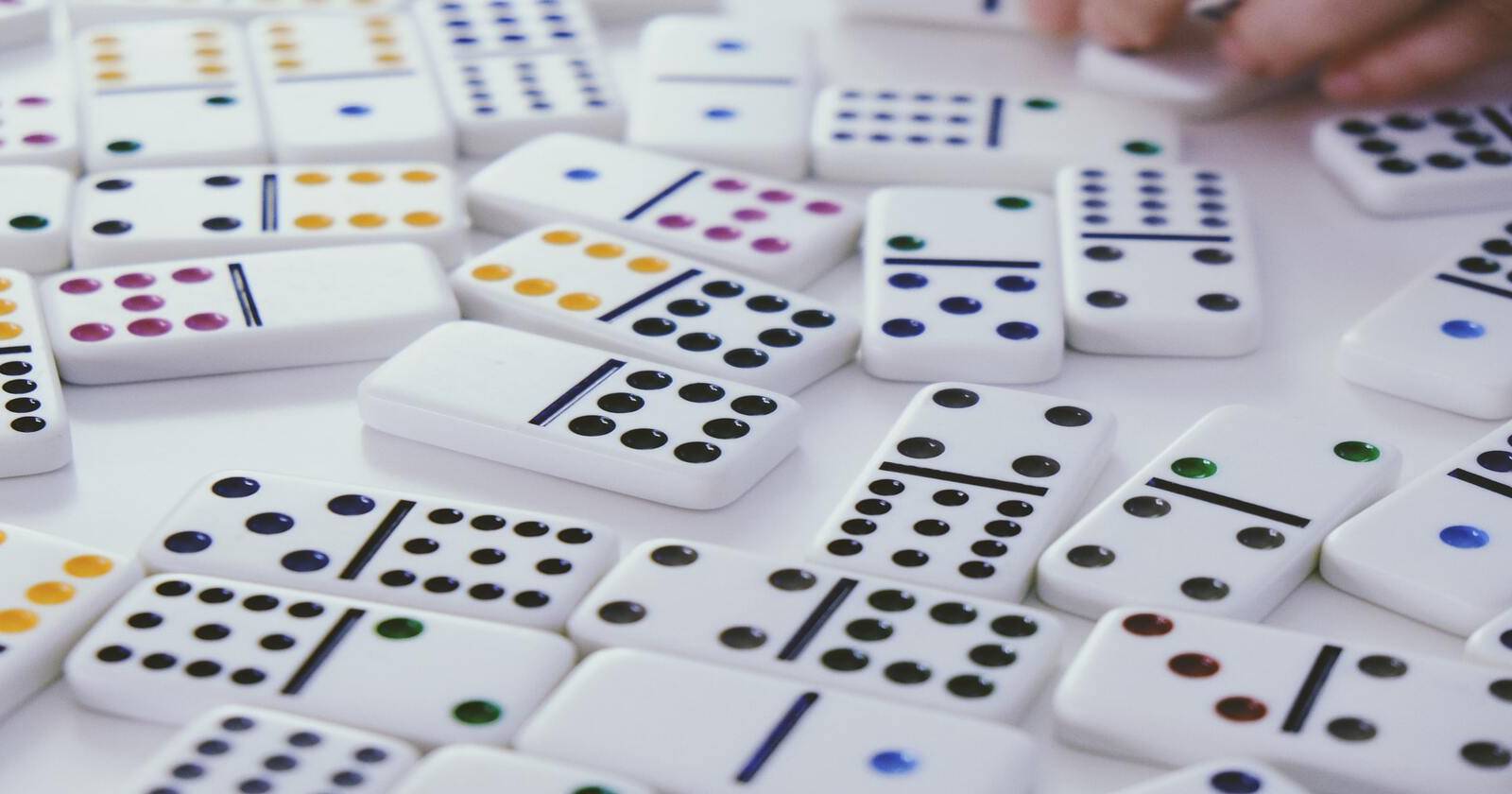 Ряд домино с разными комбинациями точек