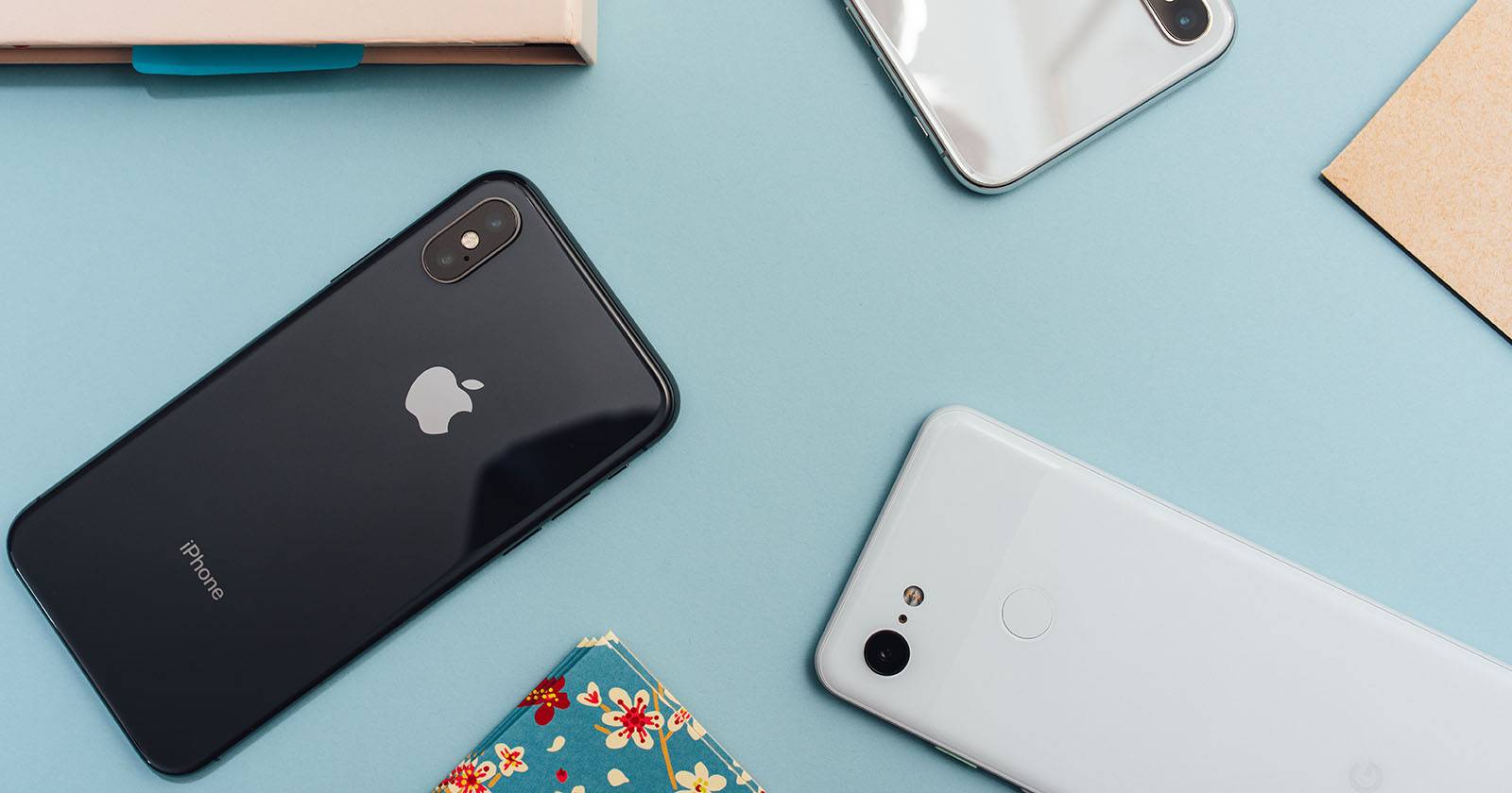 iPhone и Android на столе, готовые к переносу данных