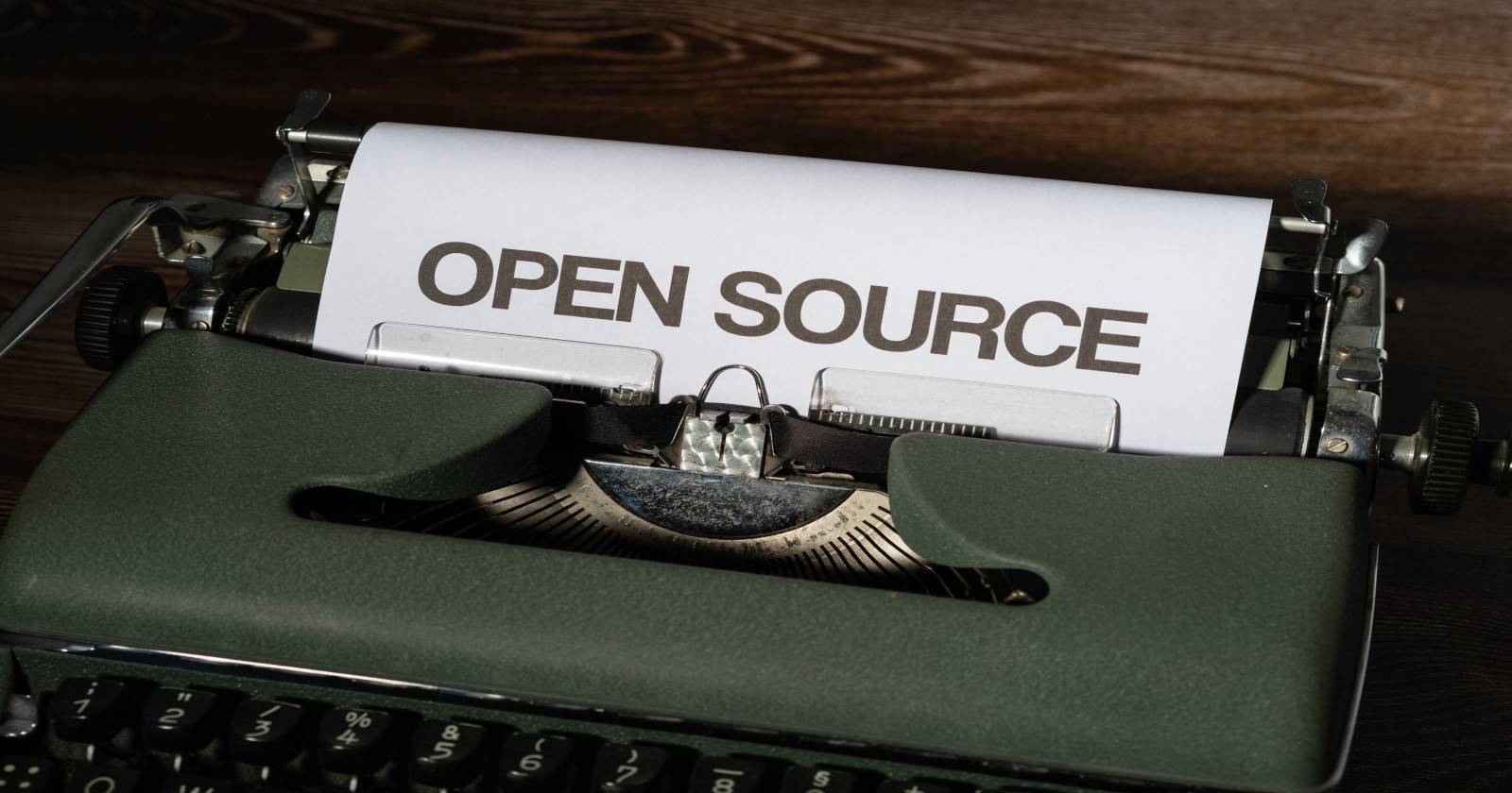 Текст «open source», напечатанный на печатной машинке