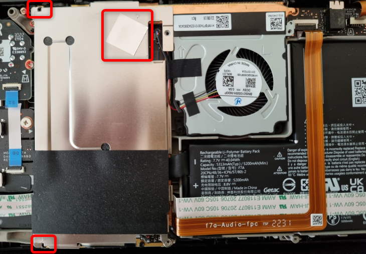 Три винта крепят защитный экран; один скрыт под алюминиевой полоской