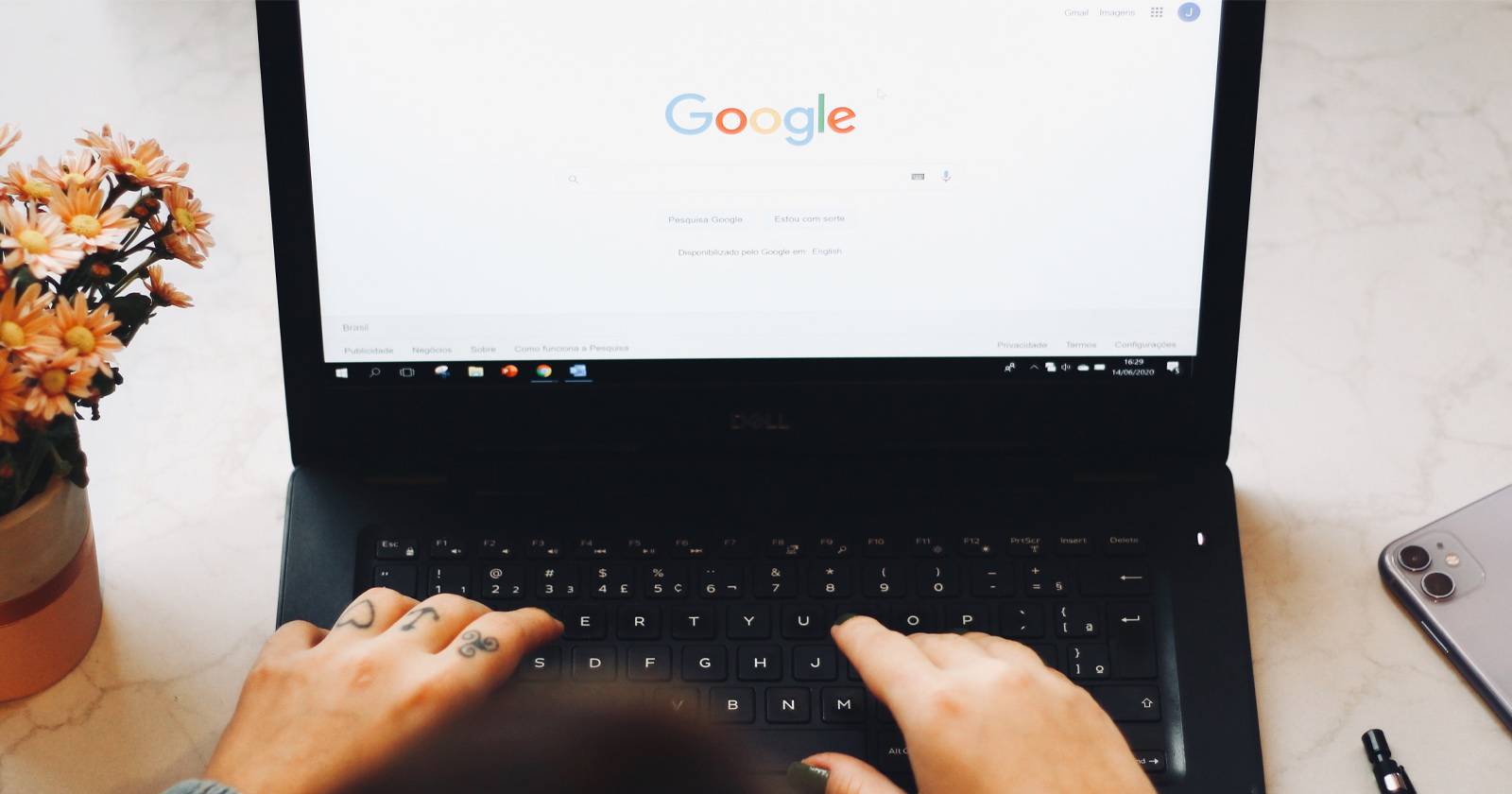 Человек использует Google на ноутбуке