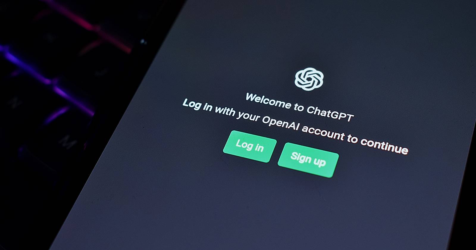 Страница входа и регистрации ChatGPT на экране смартфона