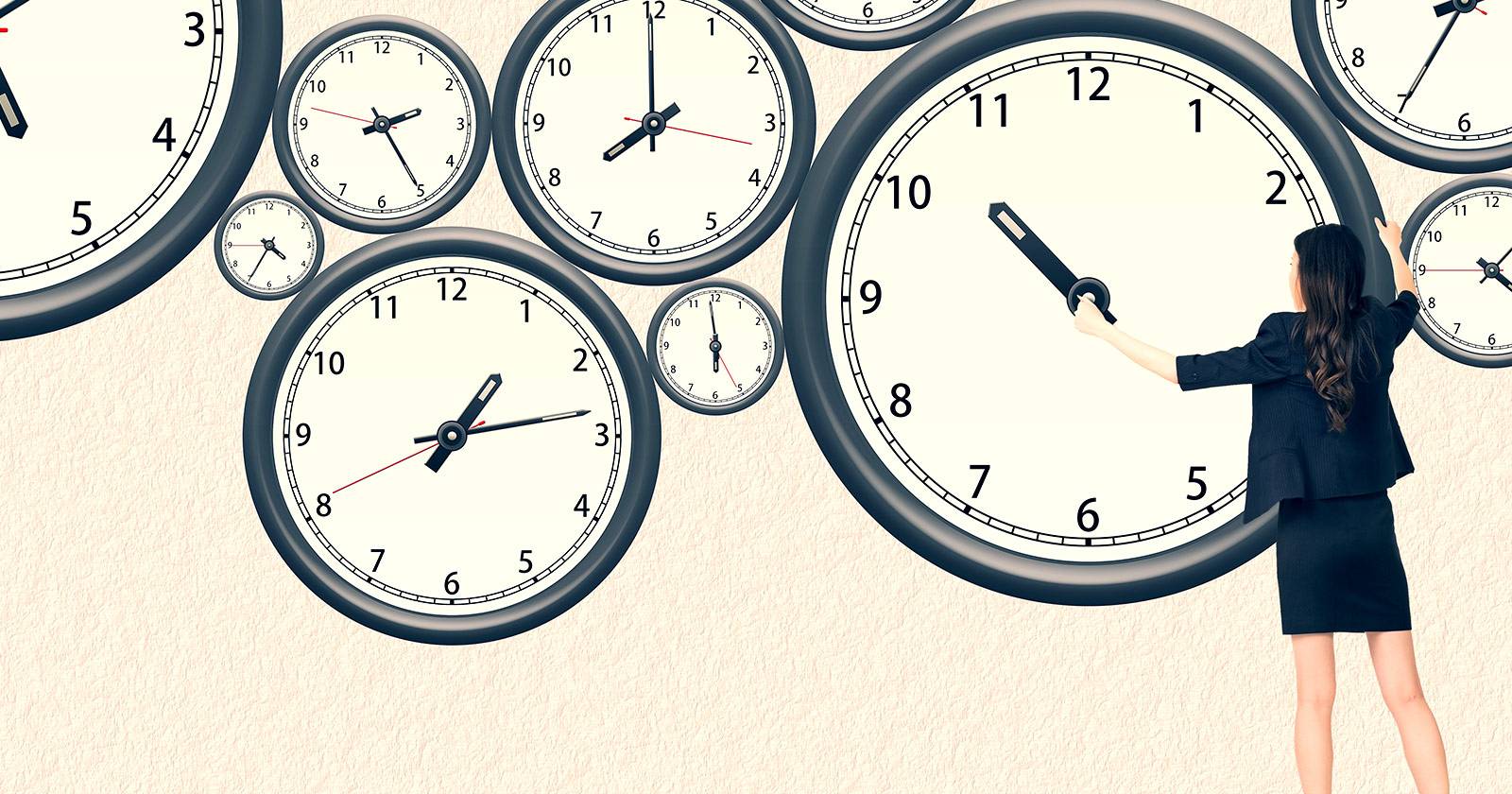 Часы на деревянном столе — символ управления временем