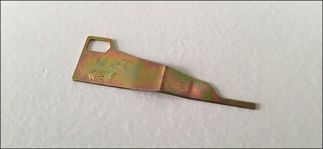 Ключ повернут на 90 градусов по часовой стрелке