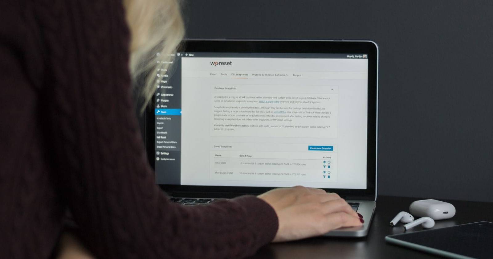 Девушка заполняет форму в WordPress