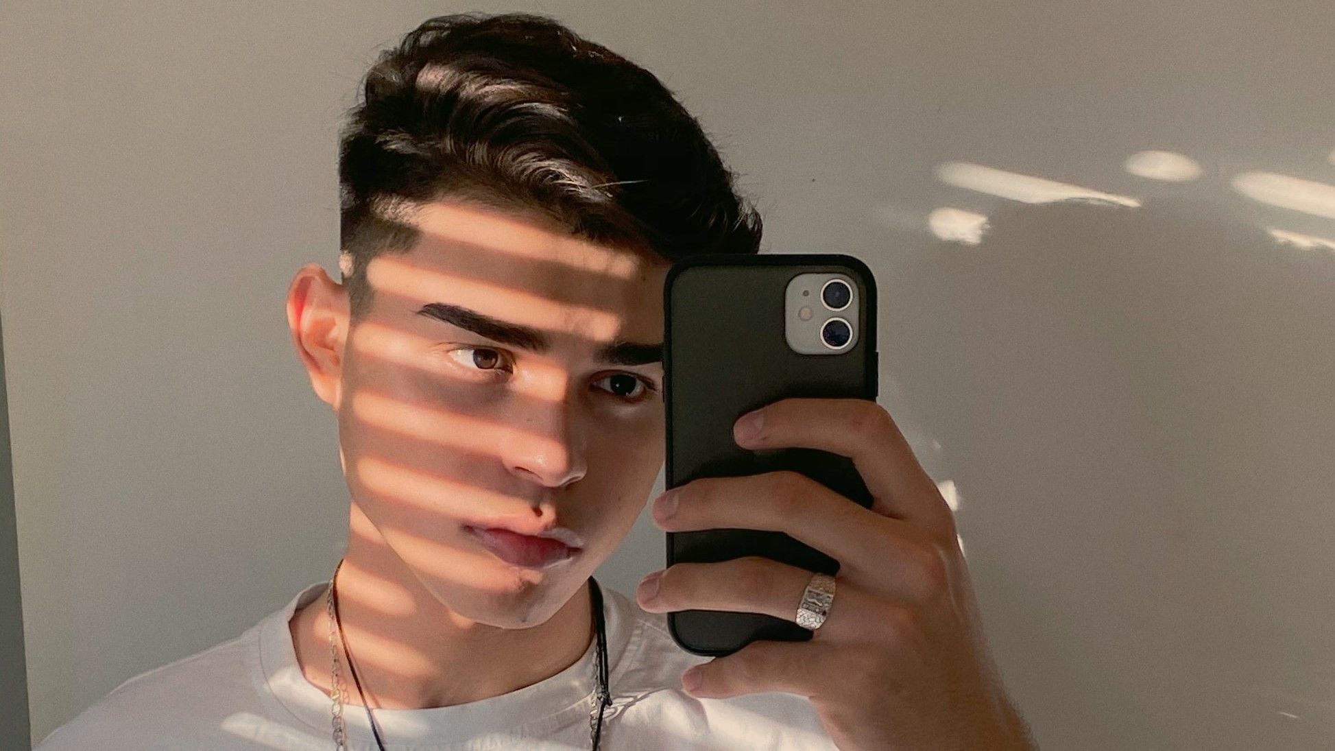 Селфи с полосами от жалюзи на лице