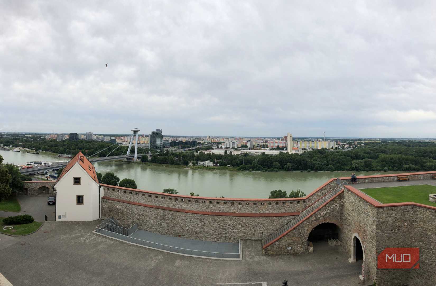 Панорамный вид города и реки из замка