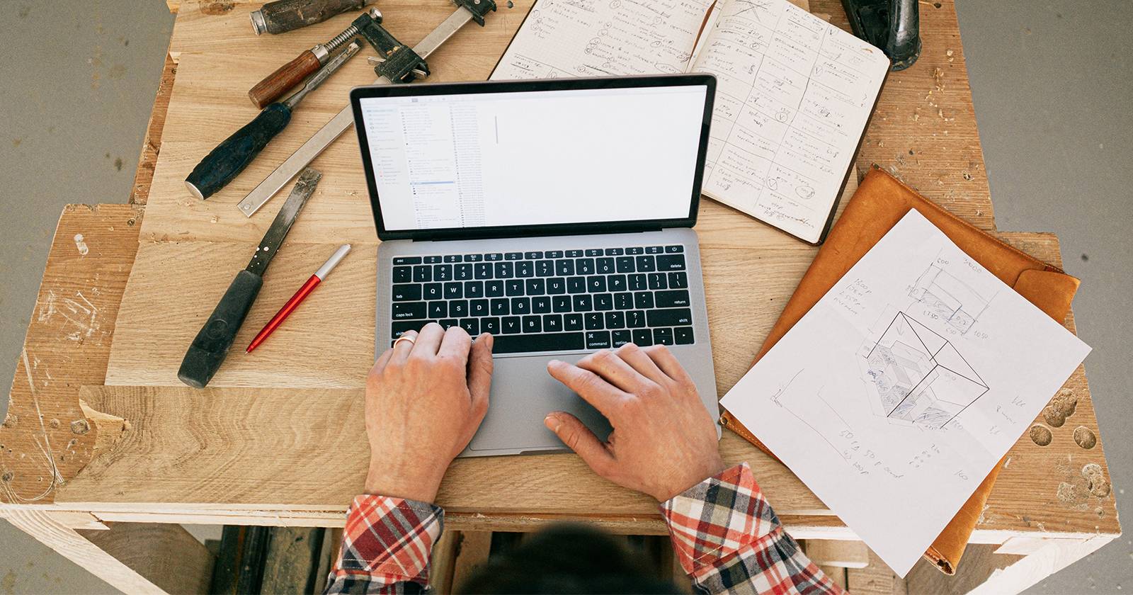 Мужчина за ноутбуком на рабочем столе