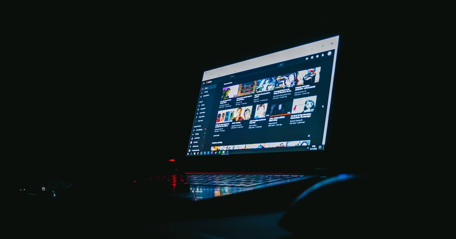 Главная страница YouTube на ноутбуке с Windows 10