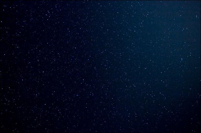 Звёздное поле без переднего плана, выглядит отстранённым