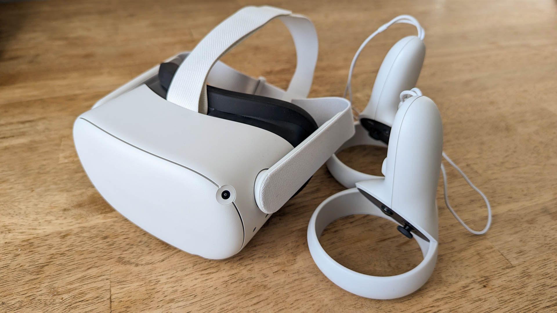 Meta Quest 2 Headset und Halo‑Controller.