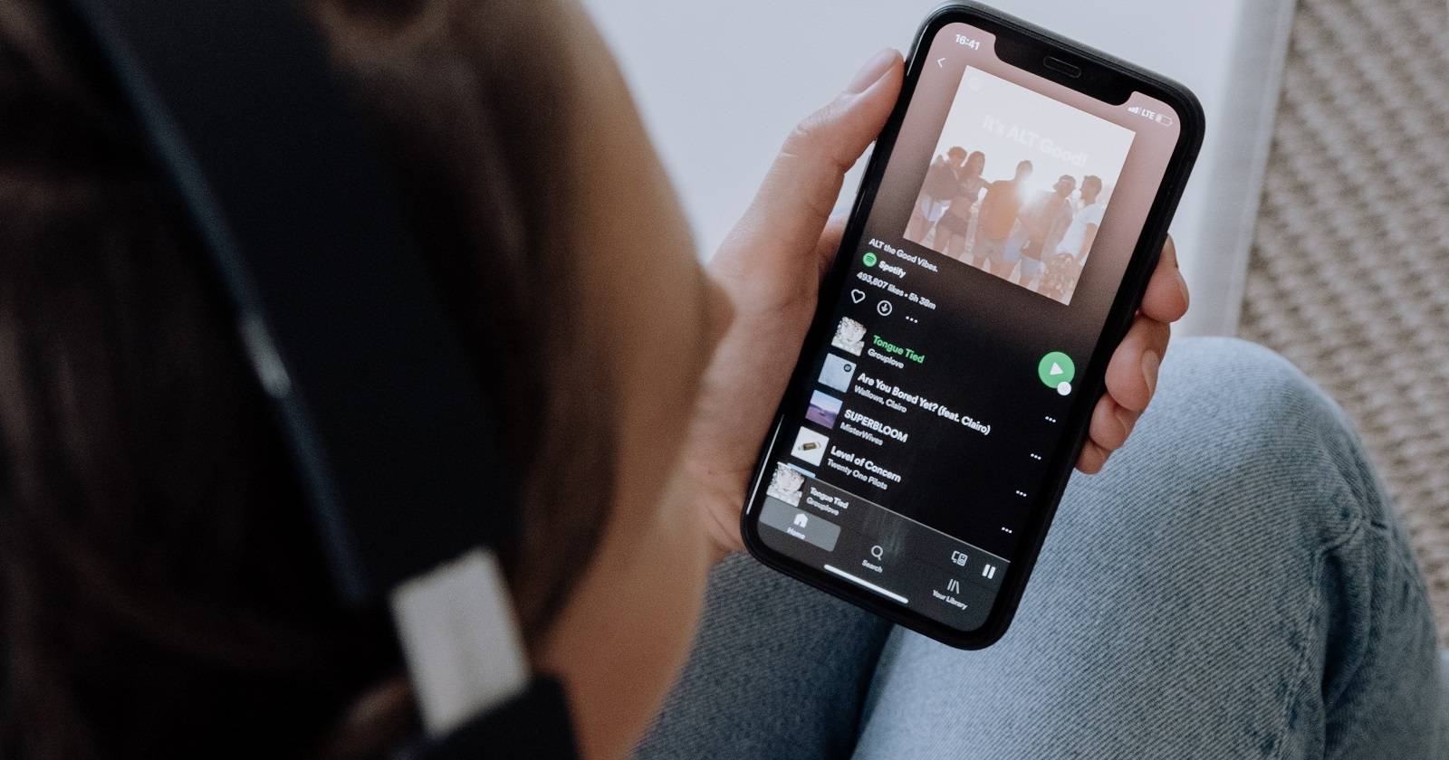 Интерфейс Spotify на телефоне; меню воспроизведения