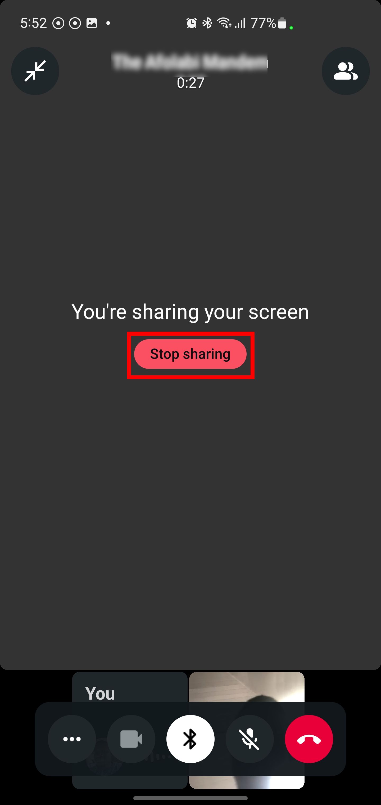 Активная трансляция экрана во время группового видеозвонка WhatsApp.