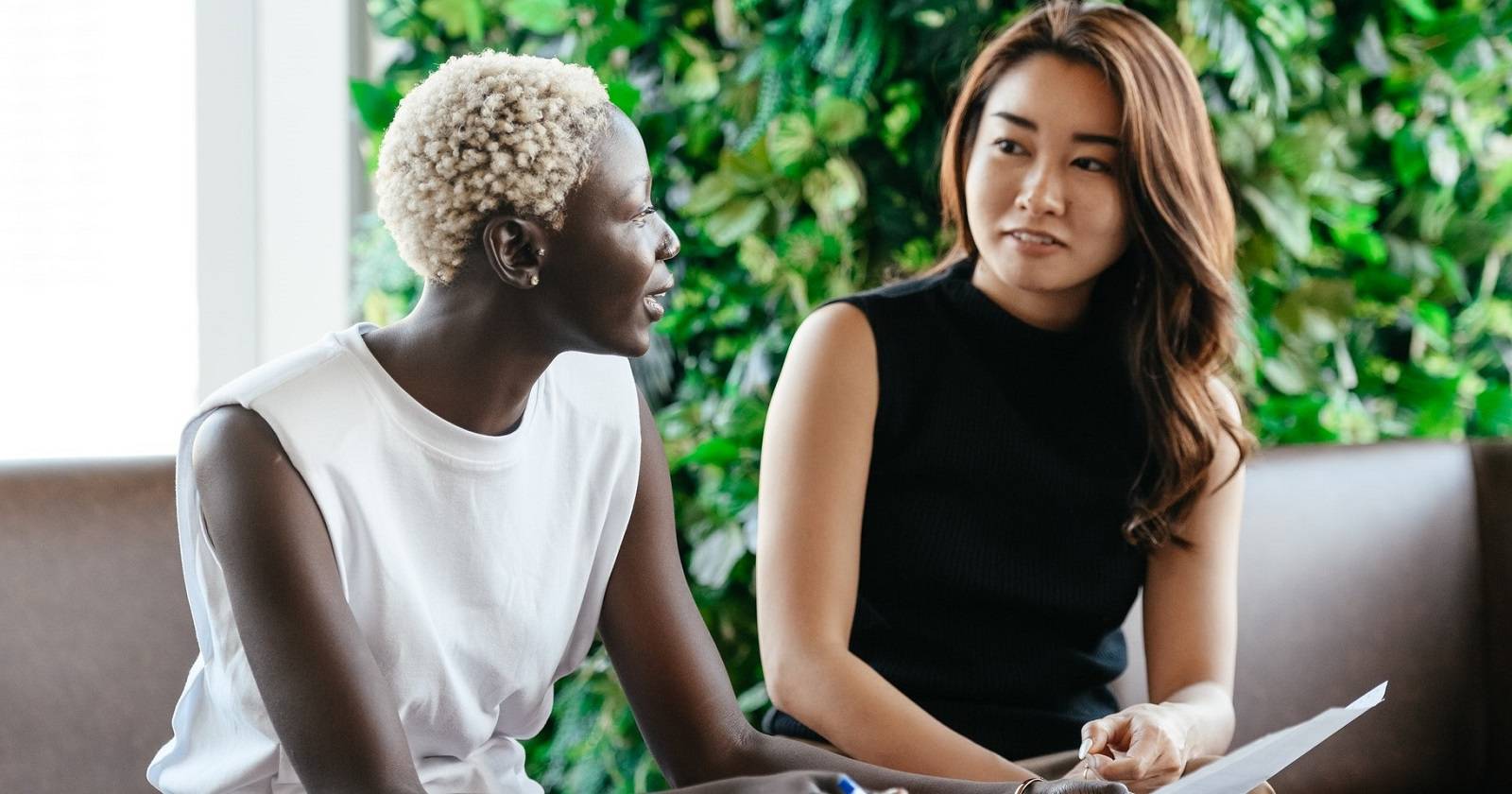 Две женщины разговаривают в мессенджере, улыбаются и обсуждают тему