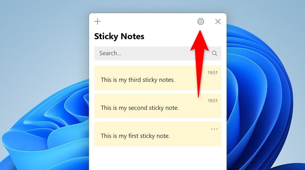 Значок шестерёнки в приложении Sticky Notes выделен для доступа к настройкам.