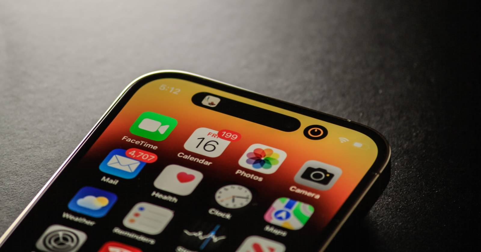 Экран iPhone 14 Pro с Dynamic Island