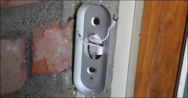 Мостиковая проводка соединяет проводку дома с проводами видеозвонка и уложена за монтажной пластиной.