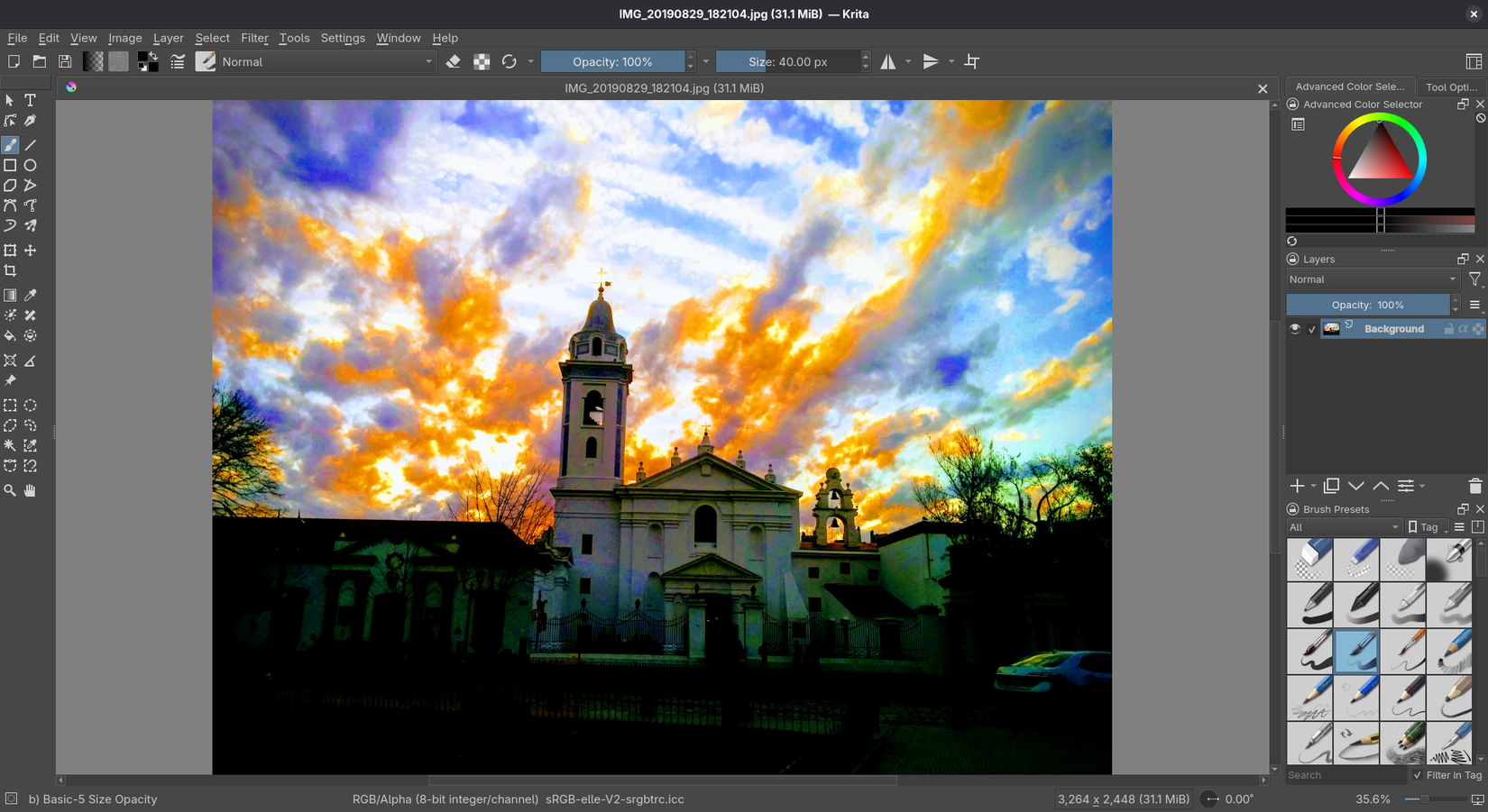 Krita con un disegno digitale aperto e tavoletta grafica in uso.