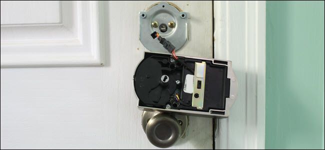 Внутренний модуль замка, подключённый к остальной сборке проводами.