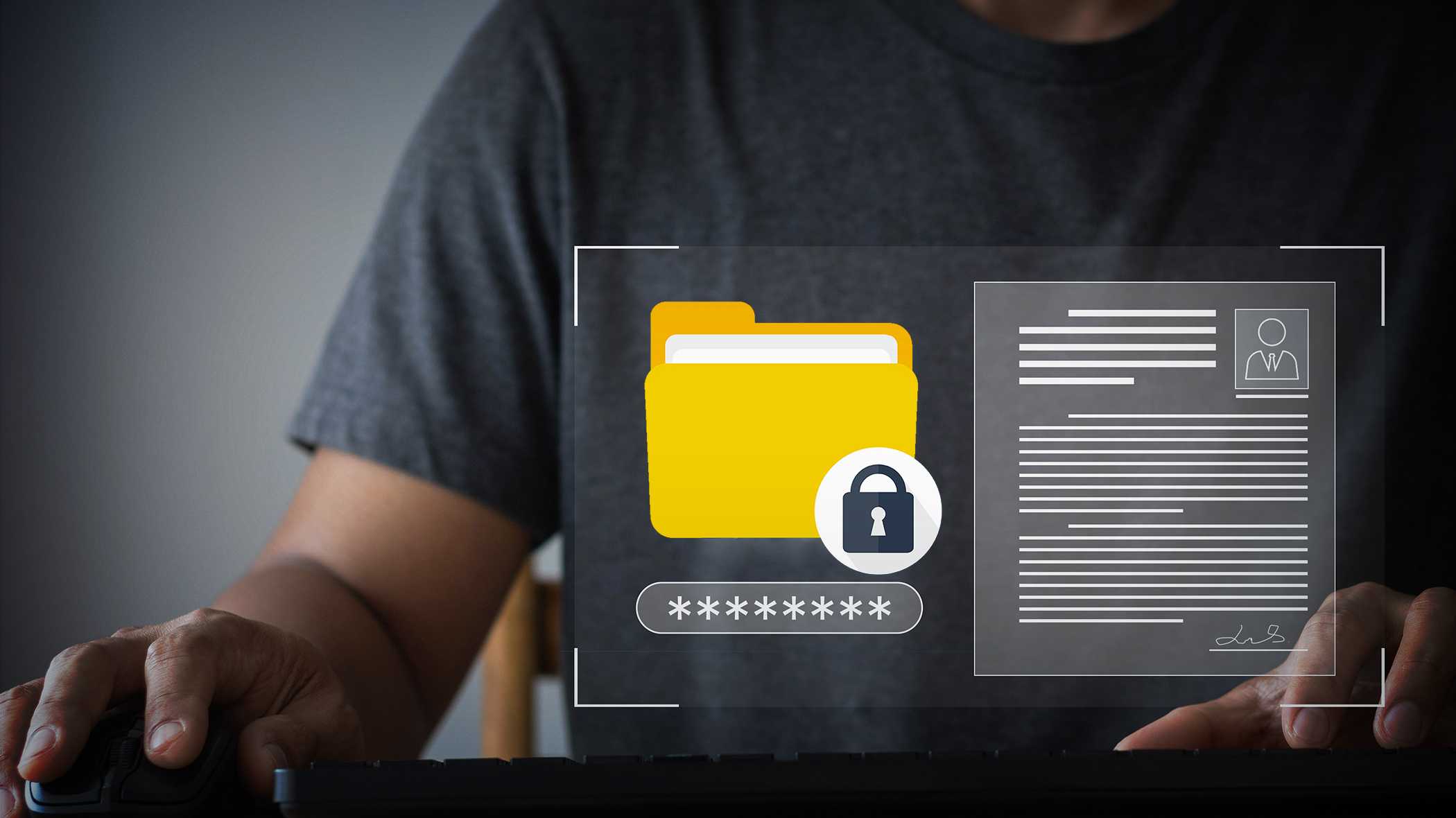 Человек за компьютером с иконкой заблокированной папки, символизирующей защиту файлов и конфиденциальность данных.