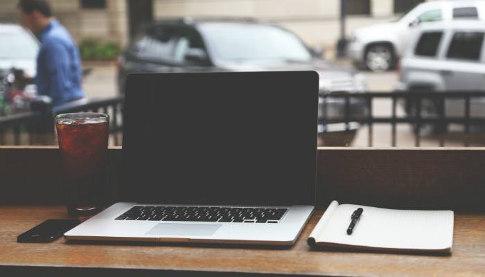 Ноутбук MacBook в магазине