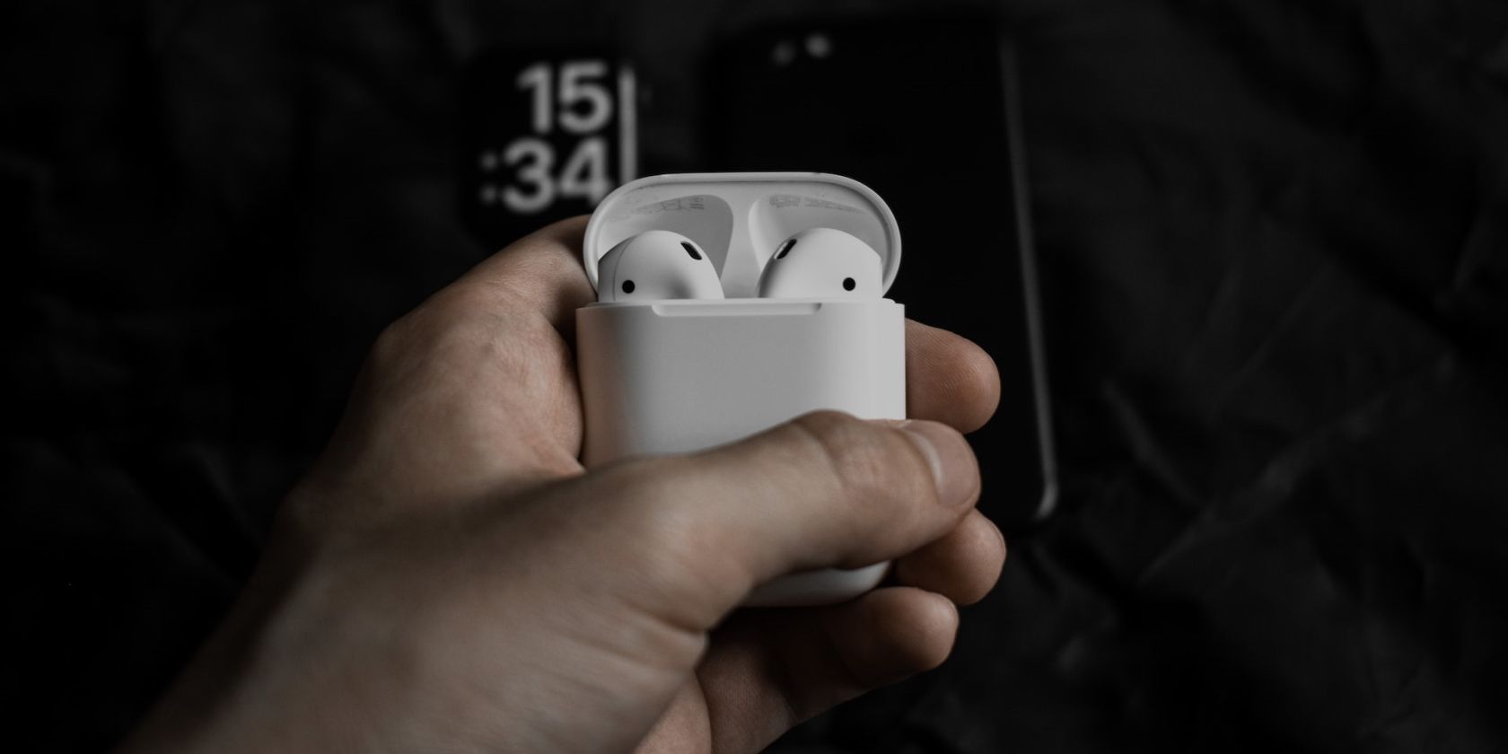 Футляр AirPods мигает зелёным — причины и решения
