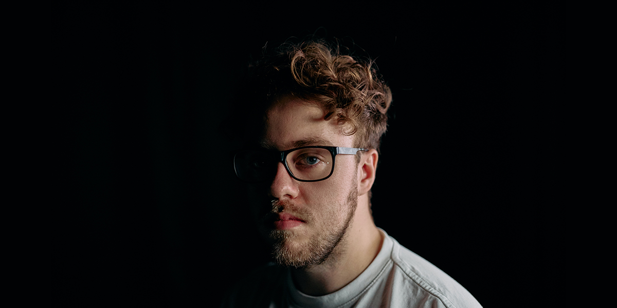 Искусственный свет, направленный сбоку на объект