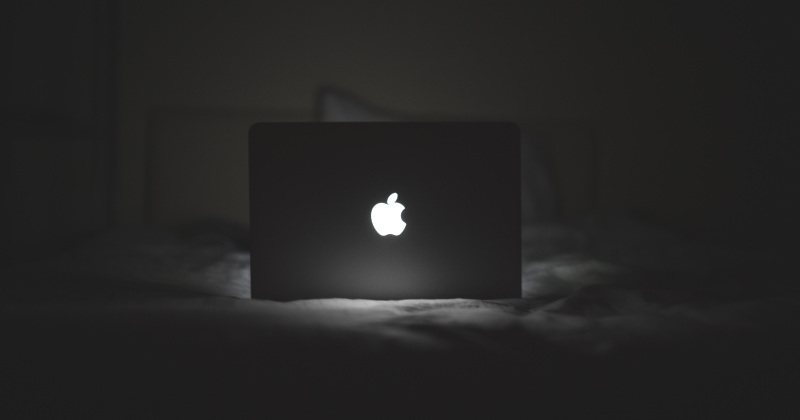 Mac с логотипом Apple на экране.