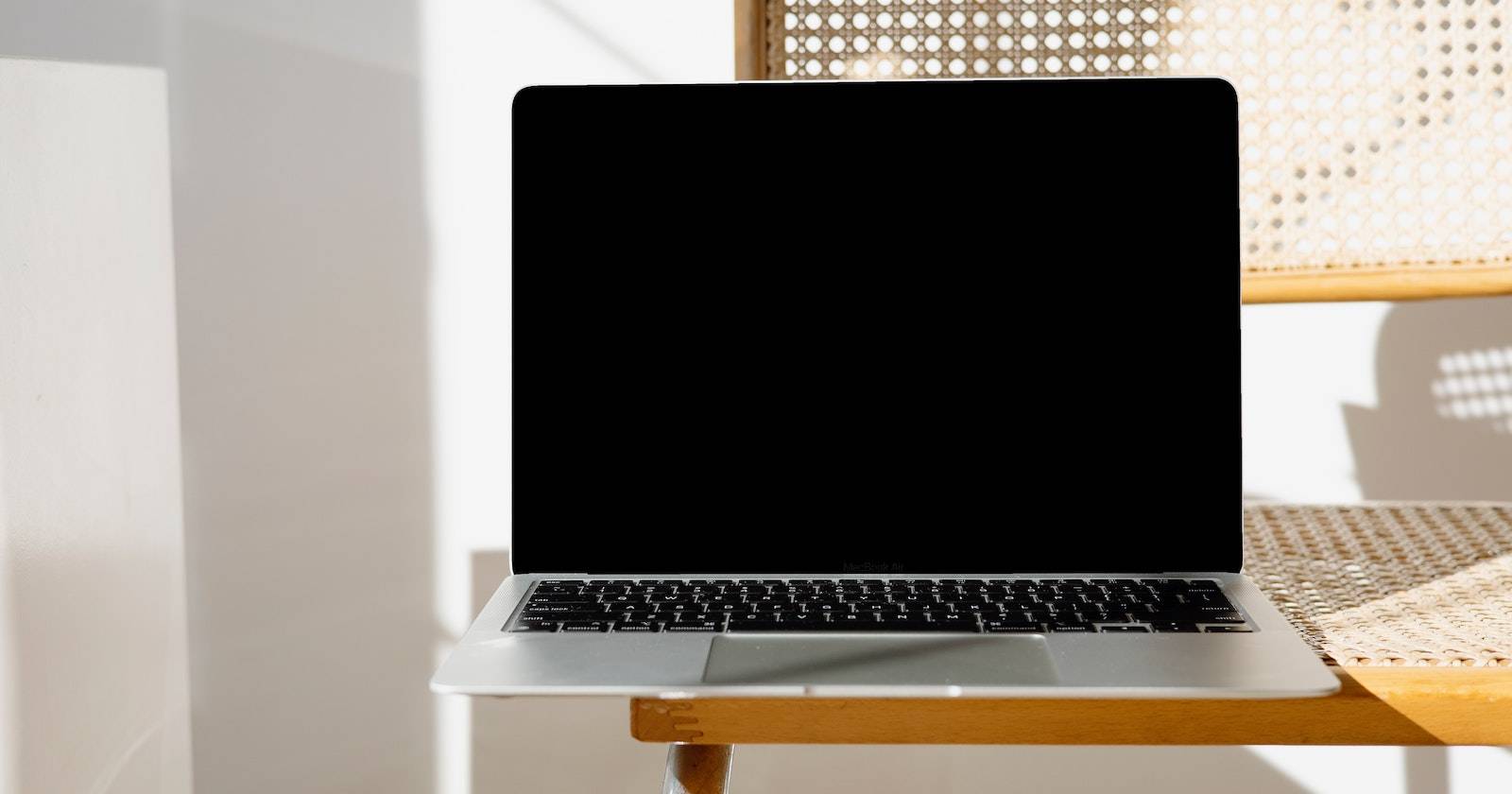 Пустой экран MacBook на стуле
