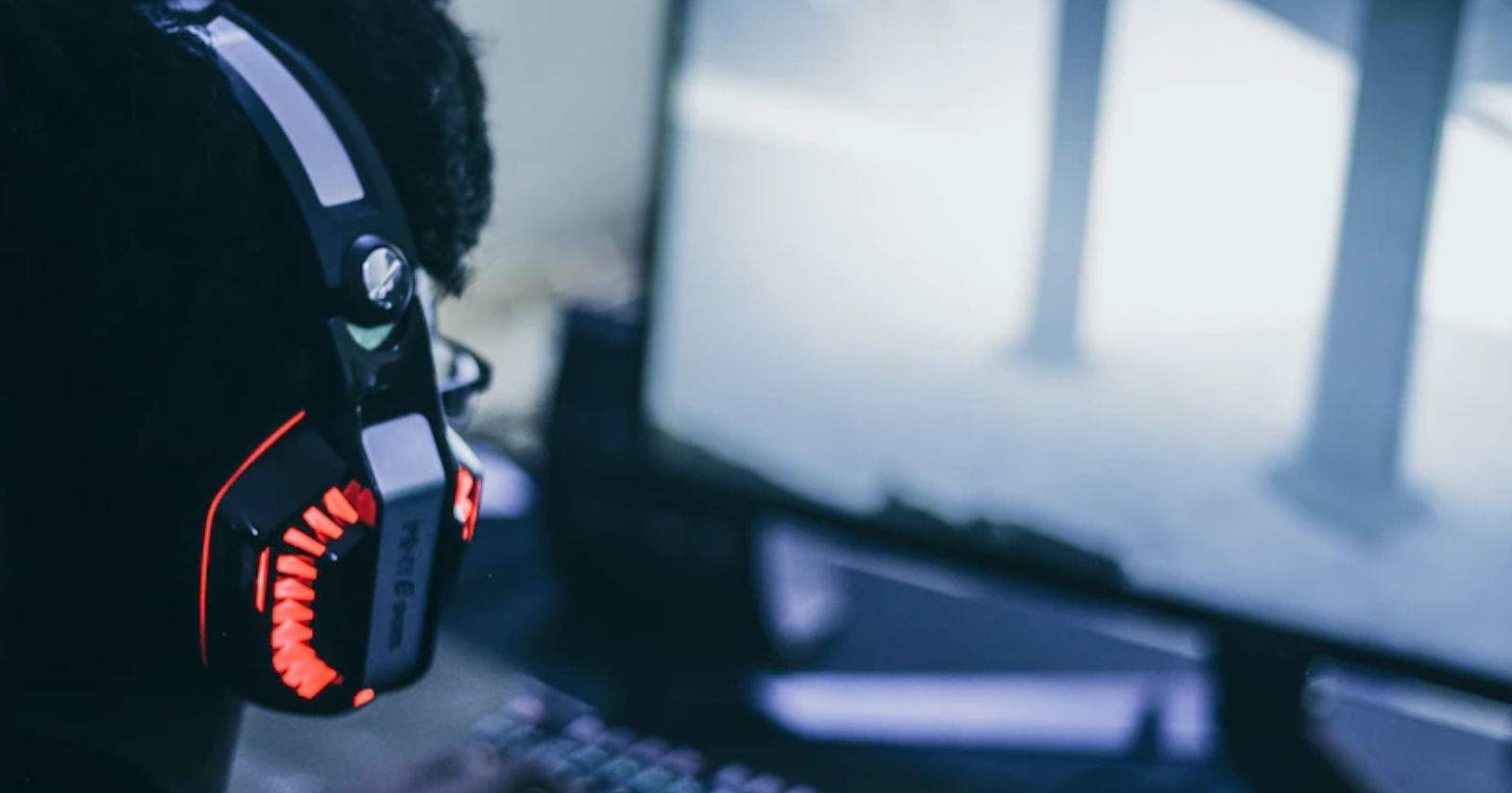 Мужчина в наушниках играет в игру