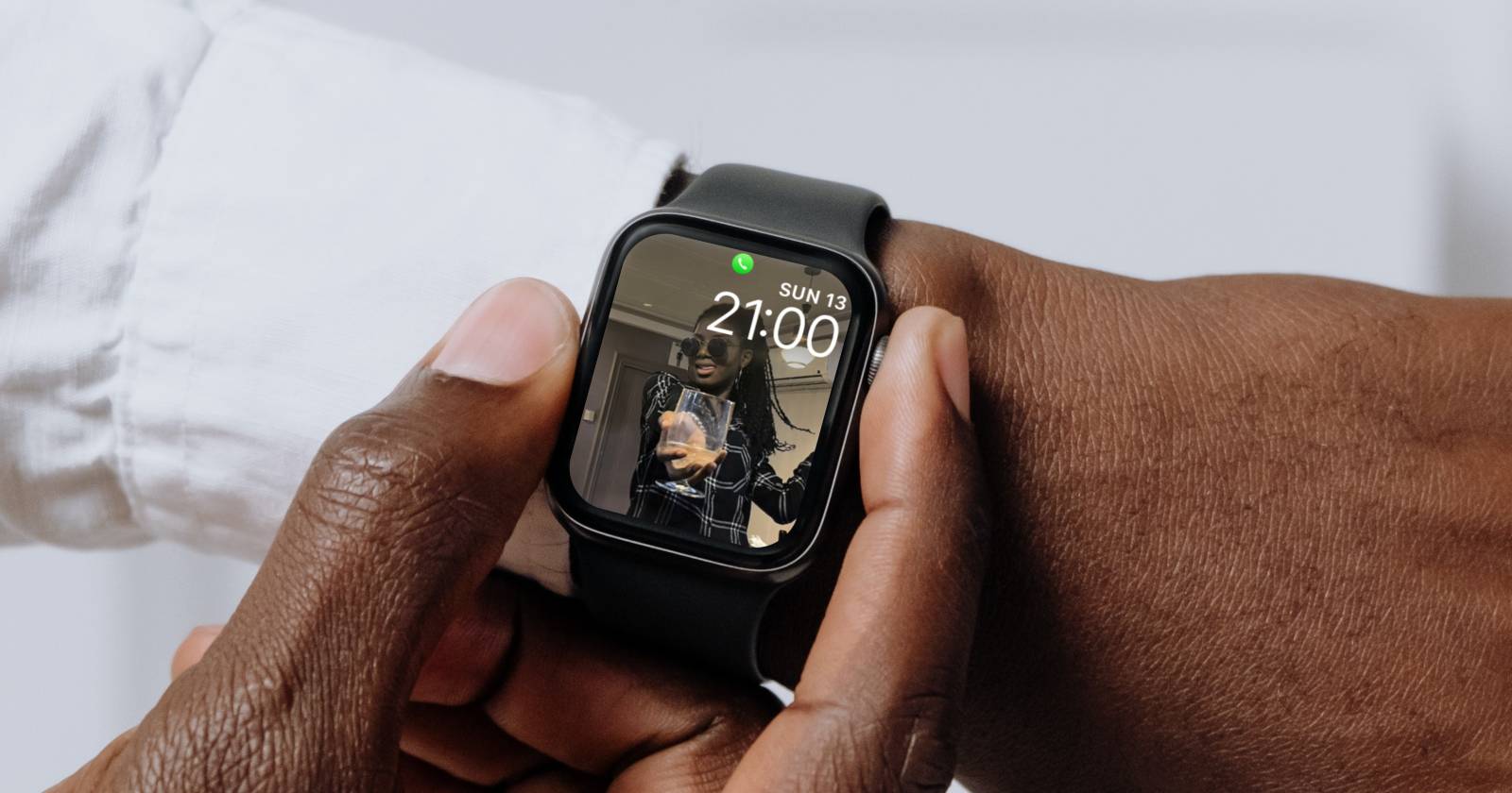 Apple Watch на запястье мужчины с фотографией женщины, держащей бокал