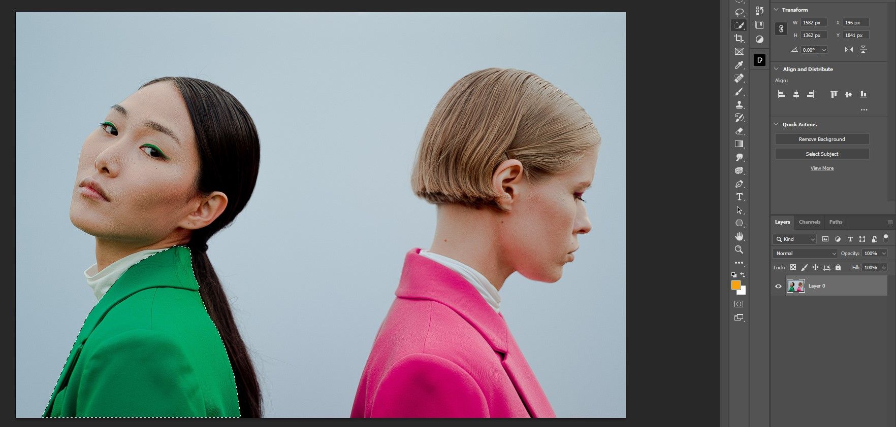 Шаг 1: Выделите зелёную куртку