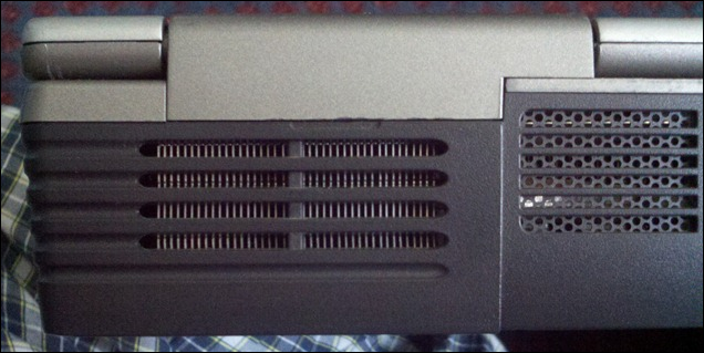 Выпускной вентиляционный канал в задней части ноутбука