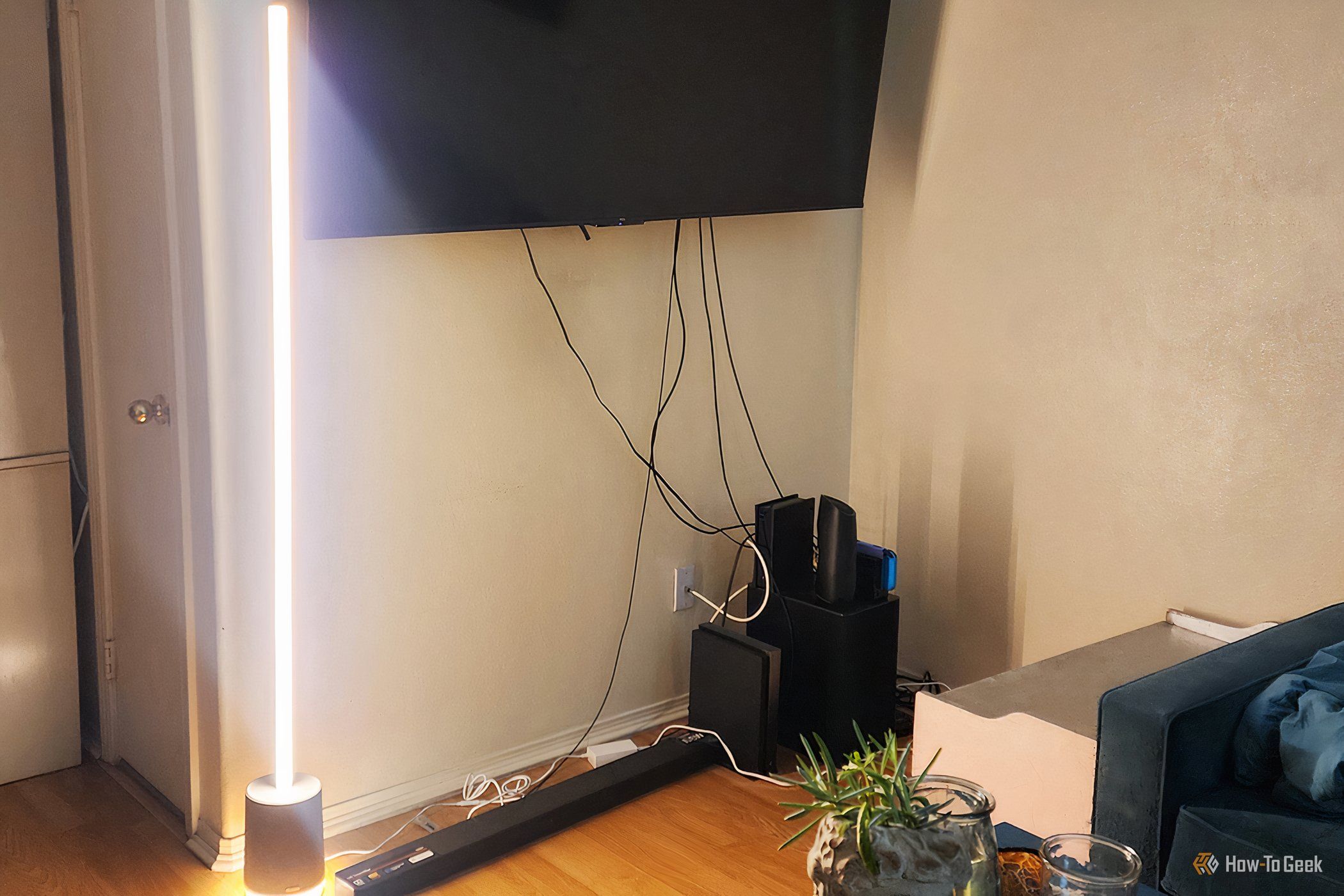 Торшер Govee Floor Lamp Pro рядом с телевизором.