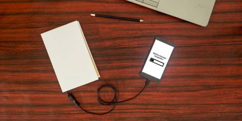 Человек подключает книгу к мобильному устройству