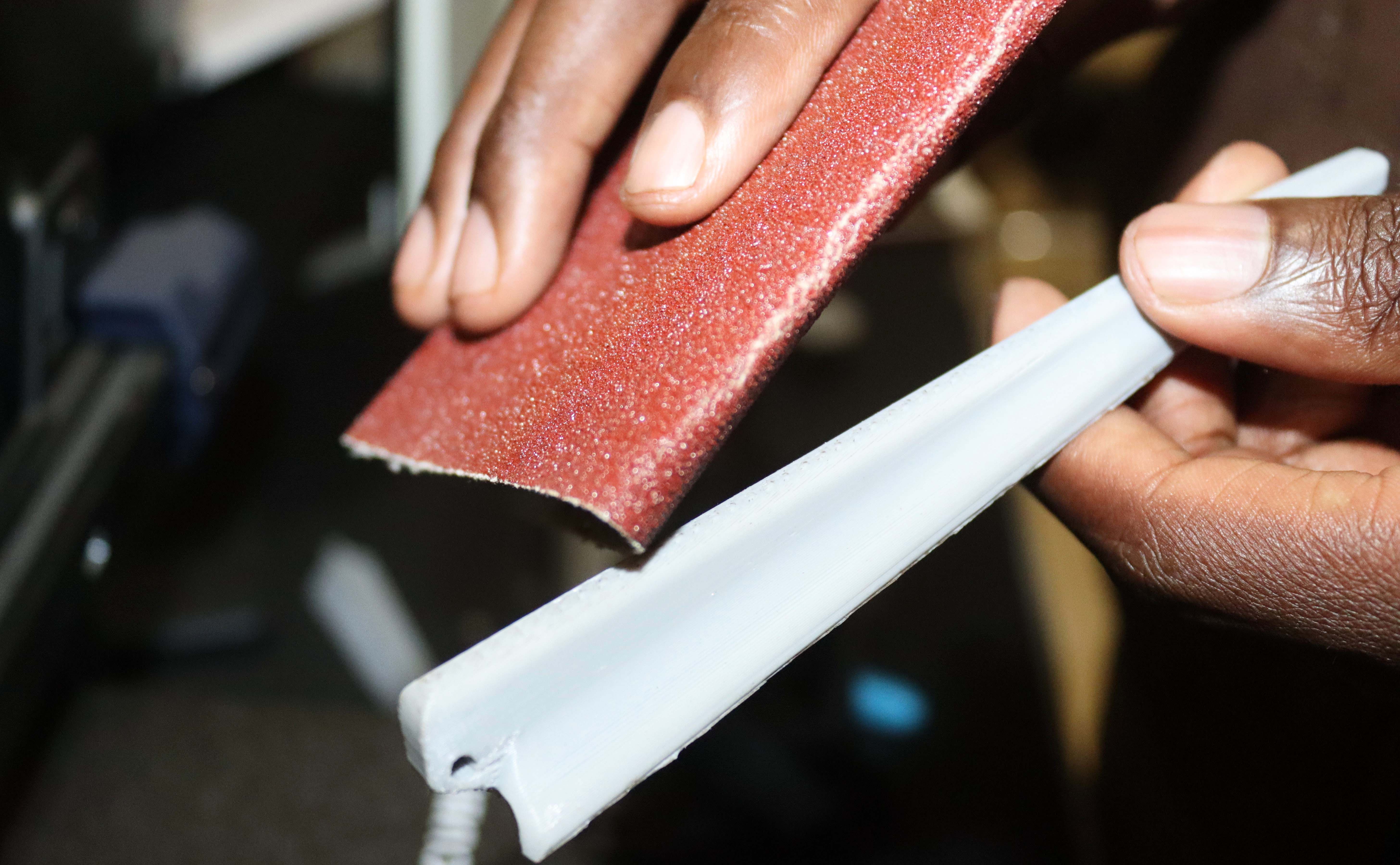 Шлифовка 3D-печатной детали наждачной бумагой