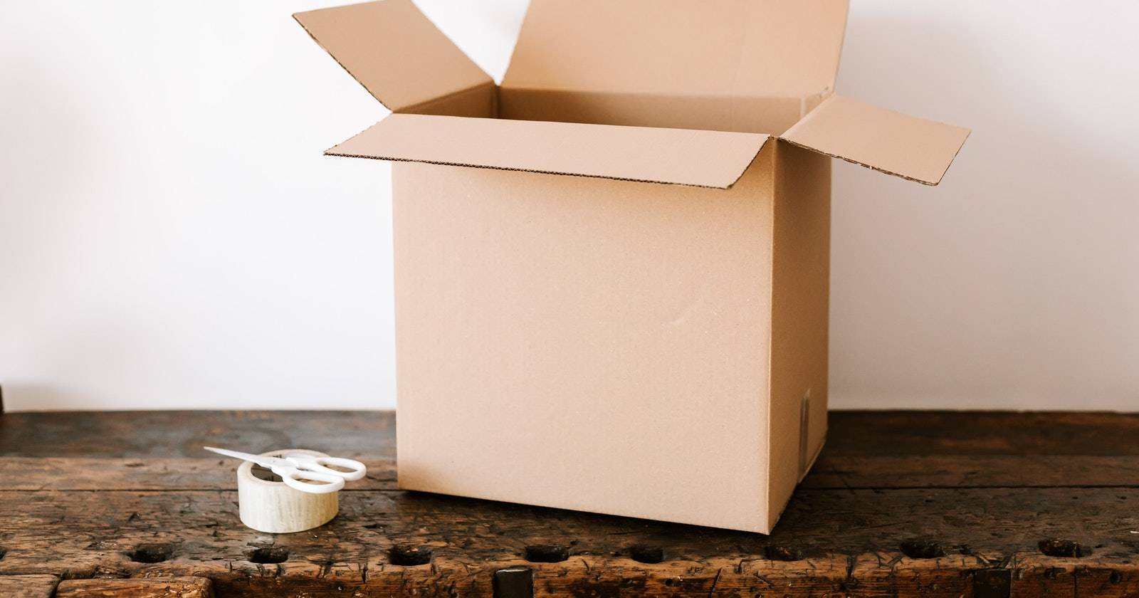 Картонная коробка на светлом фоне