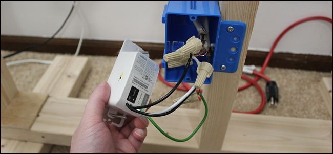 Укладка проводов в коробку перед закреплением WeMo