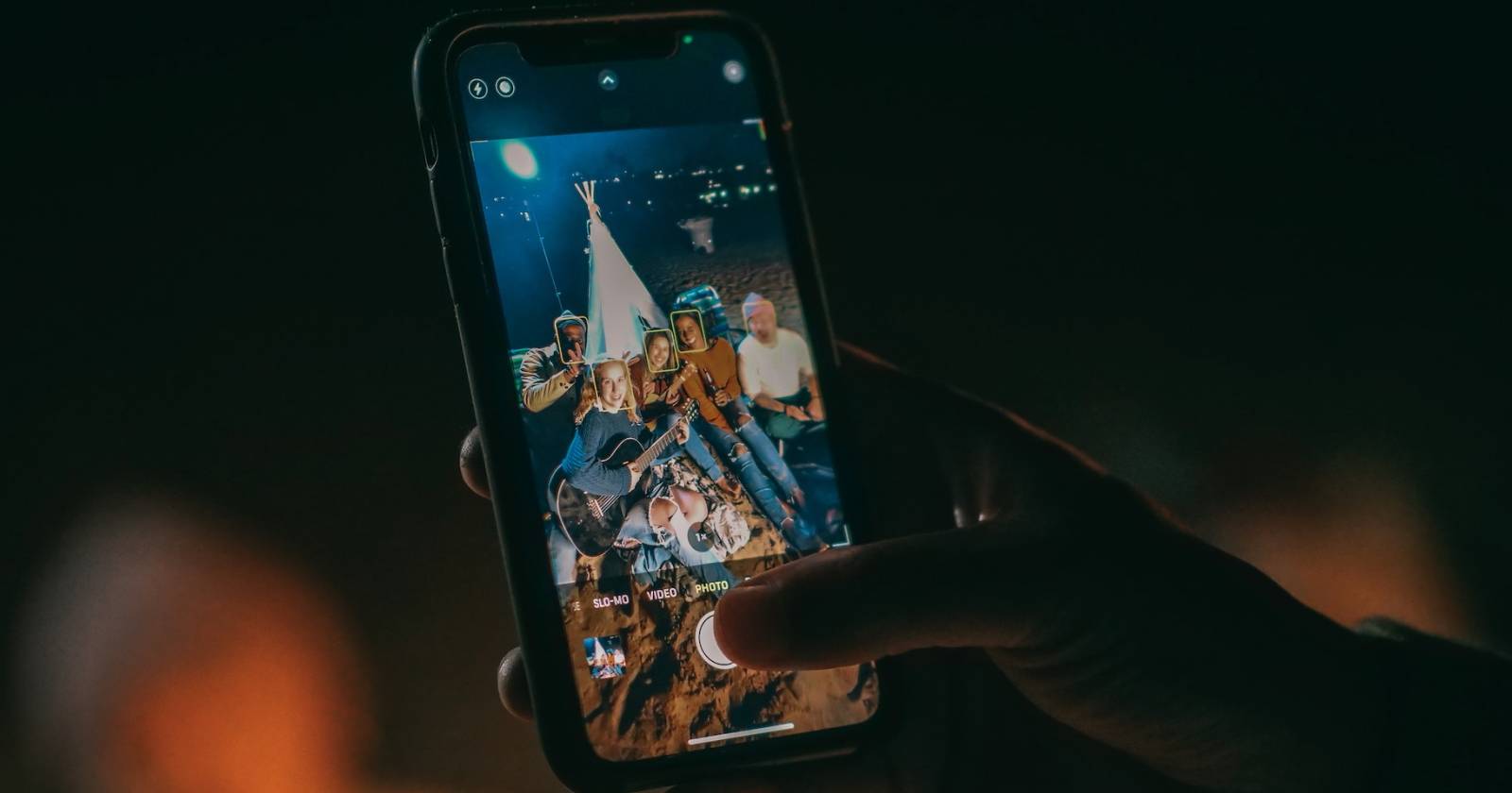 человек делает групповое фото на iPhone