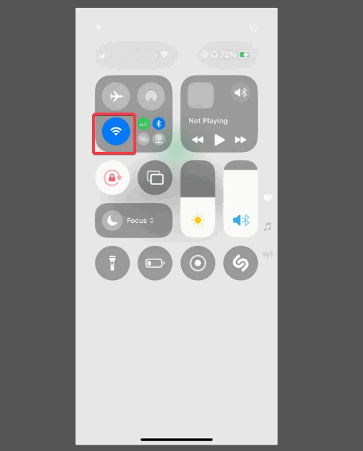 Изображение: отключение Wi‑Fi в Пункте управления iPhone