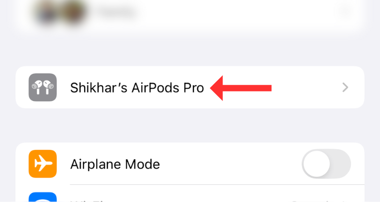 Опция доступа к подключённым AirPods в приложении Настройки iPhone.