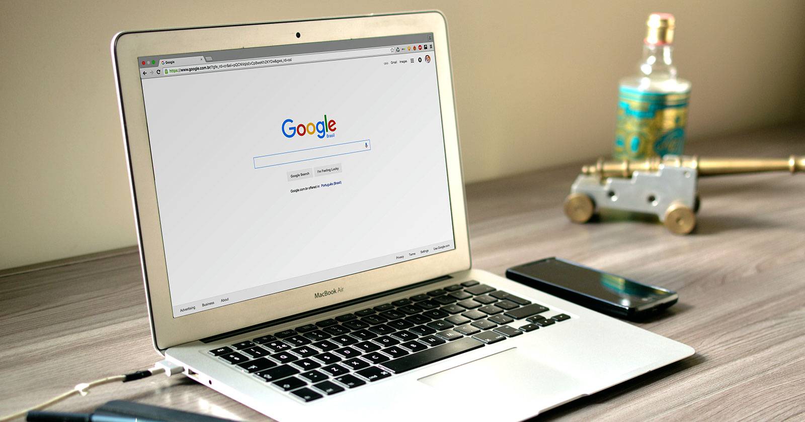 Логотип Google и визуализация интернет-поиска