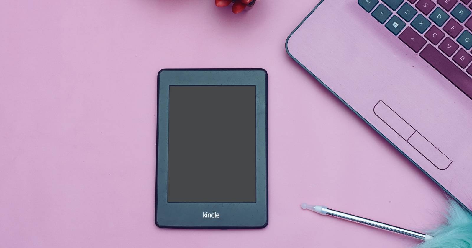 Два устройства: Kindle и ноутбук рядом