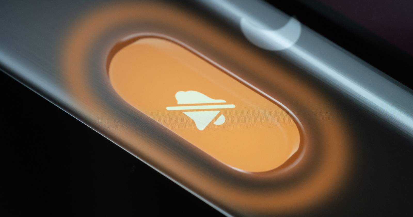 Кнопка Action на iPhone 15 Pro с иконкой беззвучного режима