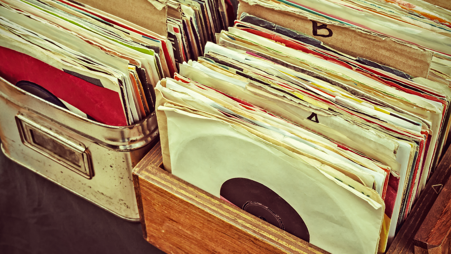 Ретро-образ с коробками виниловых пластинок на блошином рынке