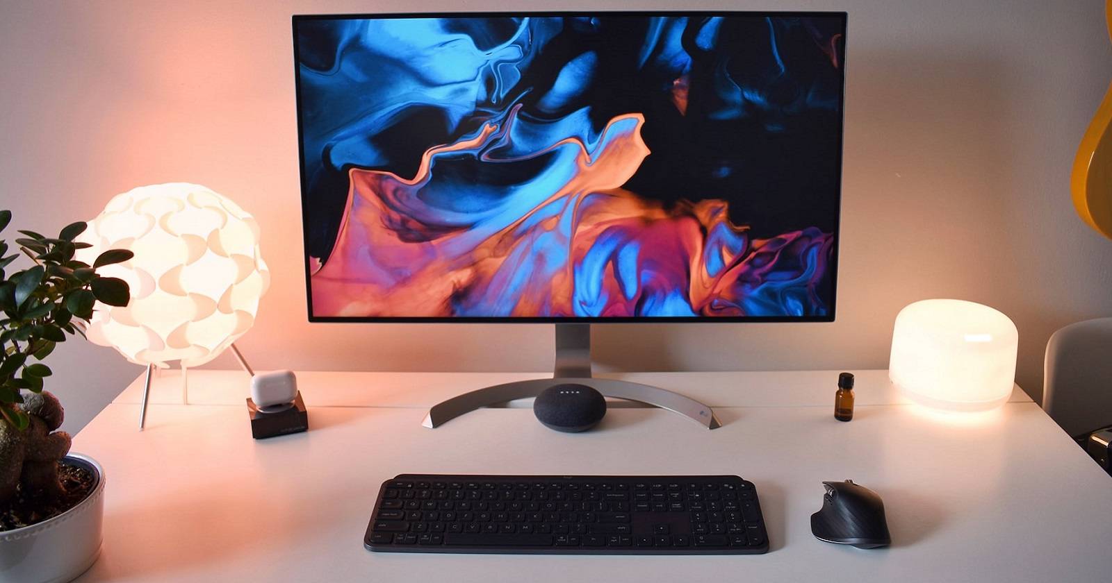 Monitor externo com moldura fina e tela ligada